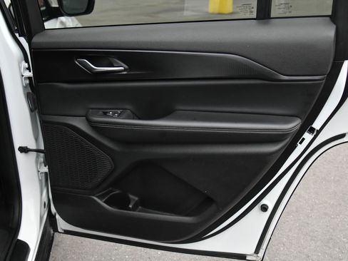 Used 2023 Jeep Grand Cherokee L Laredo image 42