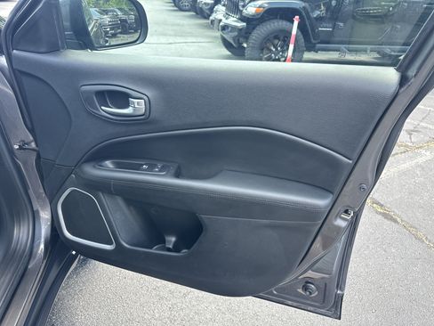 Used 2018 Jeep Compass Latitude w/ Popular Equipment Group FWD image 17