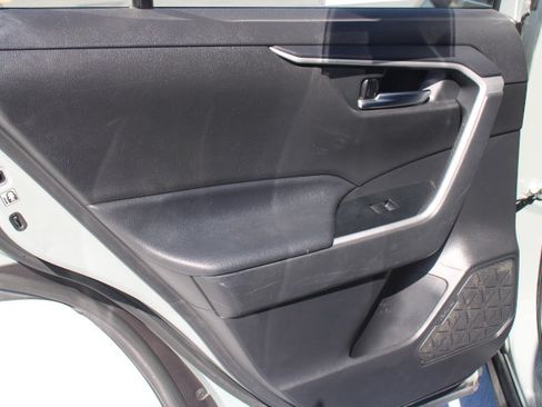 Used 2020 Toyota RAV4 XLE AWD/4WD image 13