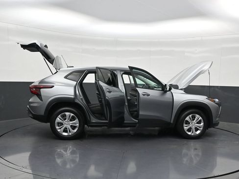Used 2024 Chevrolet Trax LS w/ Driver Confidence Package FWD image 32