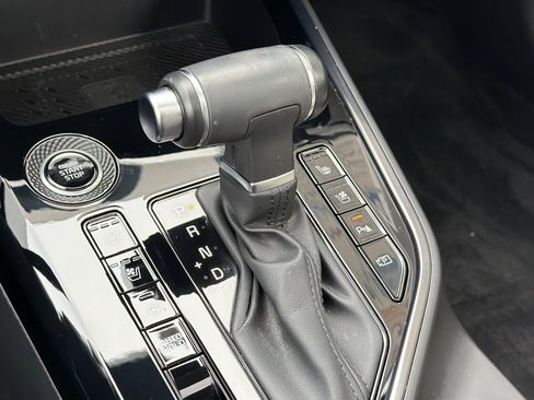 Used 2023 Kia Niro SX image 22