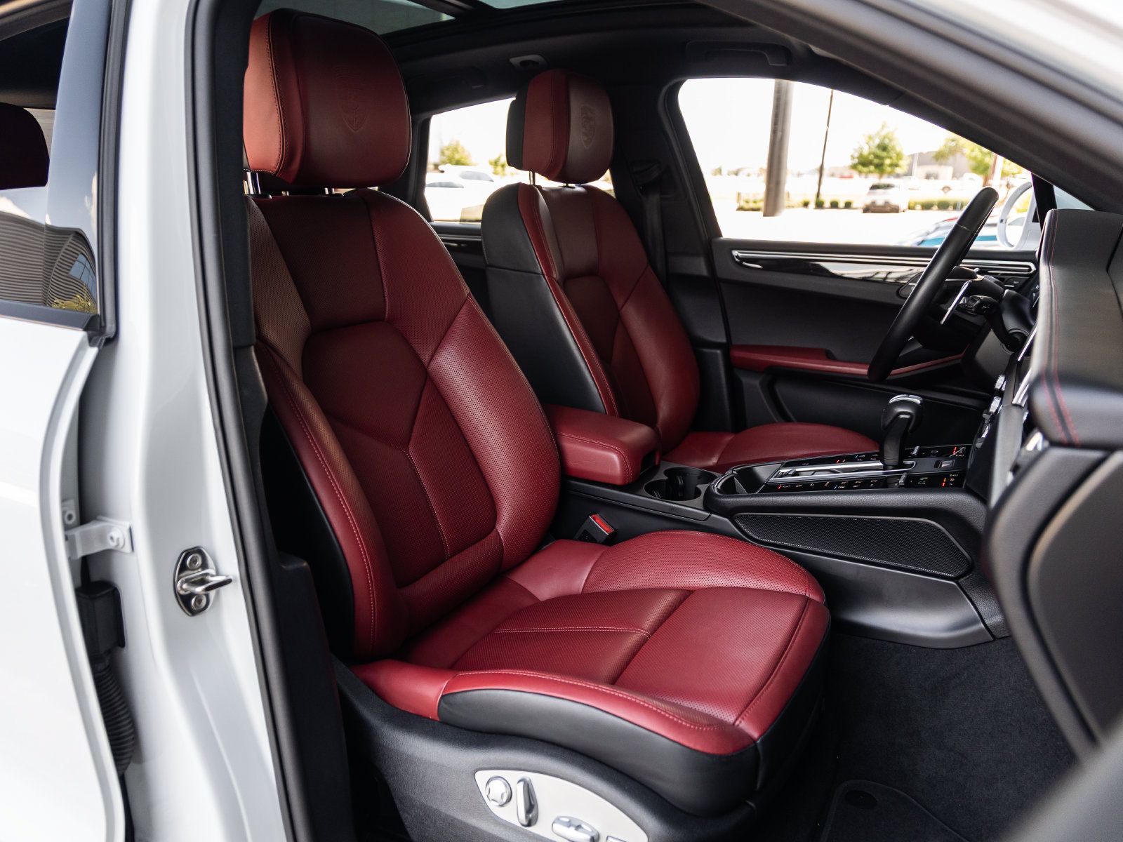Certified 2023 Porsche Macan AWD/4WD image 46