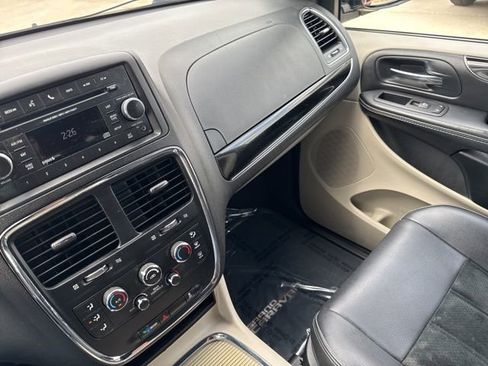 Used 2017 Dodge Grand Caravan SXT FWD image 41