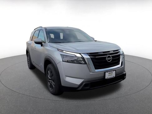 Used 2025 Nissan Pathfinder SV FWD image 3
