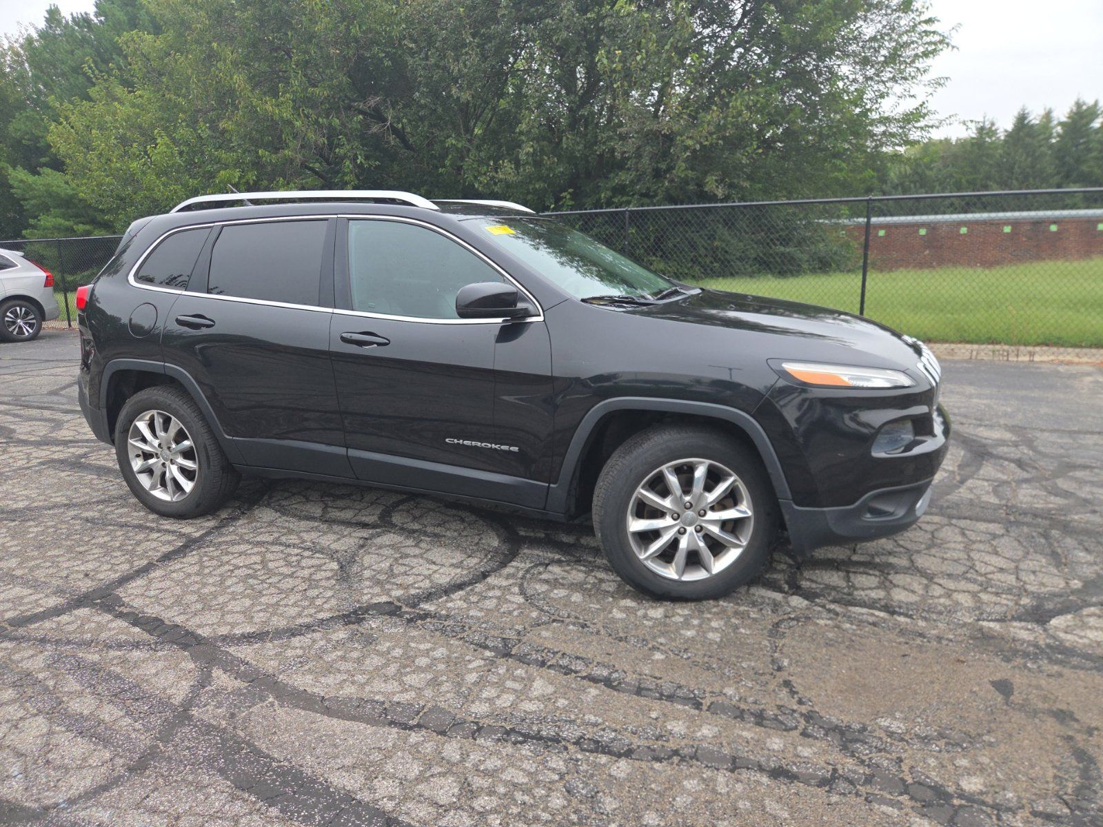 Used 2014 Jeep Cherokee Limited w/ Luxury Group AWD/4WD image 3
