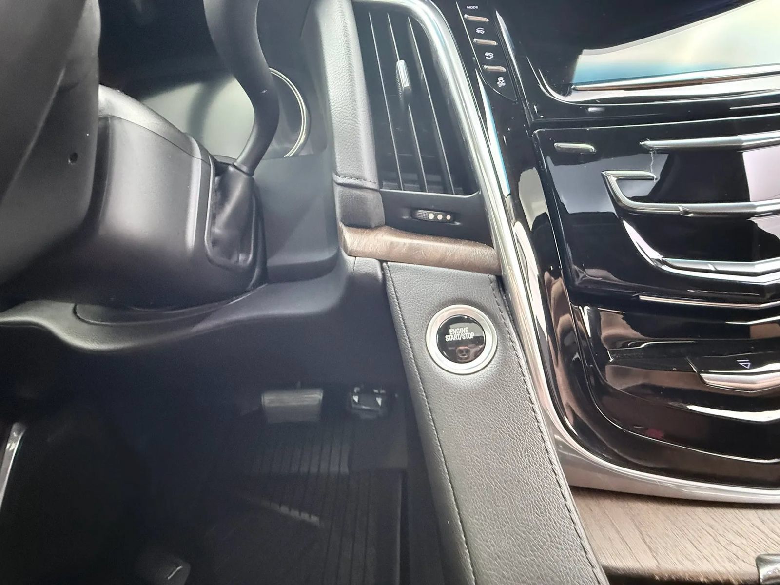 Used 2018 Cadillac Escalade Premium Luxury AWD/4WD image 17