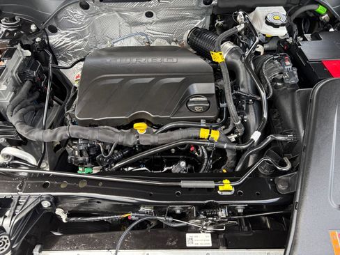 Used 2025 Chevrolet Trax LT FWD image 28