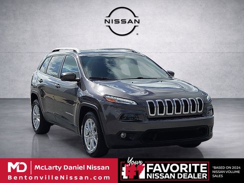 Used 2018 Jeep Cherokee Latitude Plus w/ Comfort/Convenience Group FWD image 1