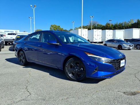 Used 2023 Hyundai Elantra SEL image 2