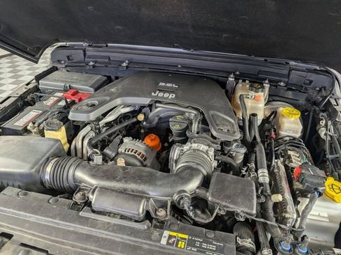 Used 2018 Jeep Wrangler Unlimited Sahara image 34