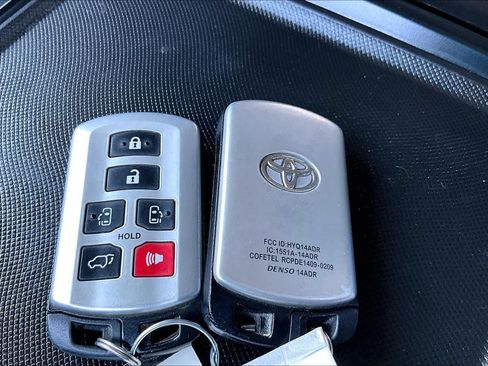 Used 2016 Toyota Sienna SE w/ SE Preferred Package FWD image 14