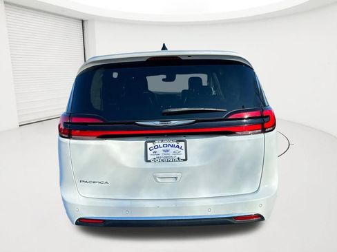 Used 2023 Chrysler Pacifica Touring-L FWD image 6