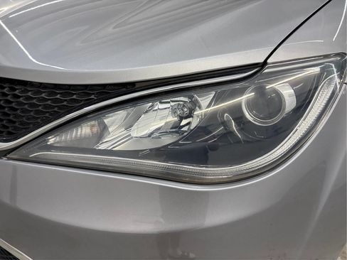 Used 2018 Chrysler Pacifica Limited FWD image 32