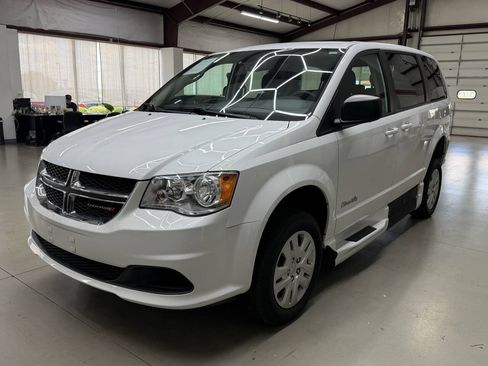 Used 2018 Dodge Grand Caravan SE FWD image 5
