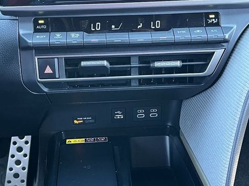 Used 2025 Toyota Camry SE w/ Convenience Package AWD/4WD image 18