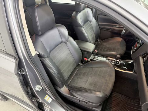 Used 2019 Mitsubishi Outlander SE image 25