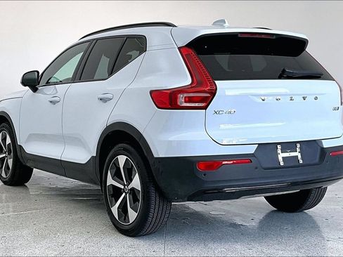 Certified 2025 Volvo XC40 B5 Plus AWD/4WD image 15