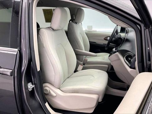 Used 2017 Chrysler Pacifica LX image 6