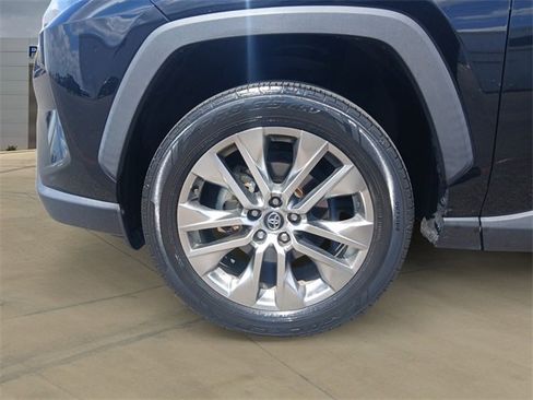 Used 2021 Toyota RAV4 XLE Premium image 14