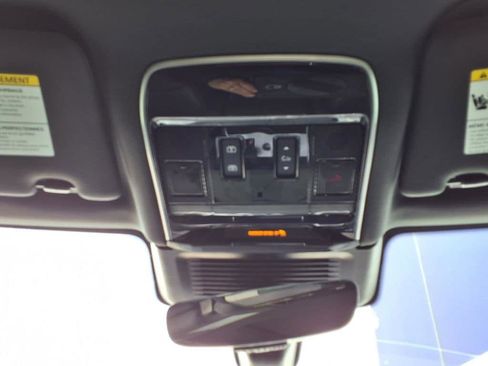 Certified 2025 Land Rover Range Rover SE AWD/4WD image 23