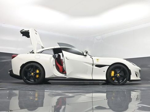Used 2020 Ferrari Portofino RWD image 7