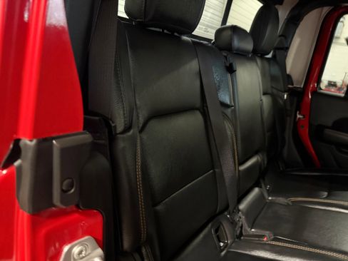 Used 2025 Jeep Gladiator Sport image 18