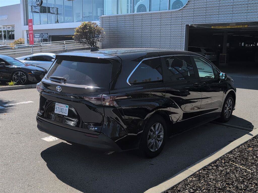 Used 2025 Toyota Sienna LE AWD/4WD image 6