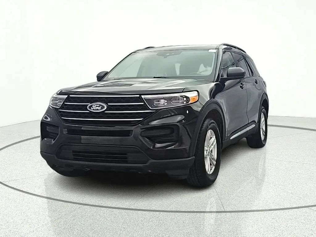 Used 2022 Ford Explorer XLT AWD/4WD image 2