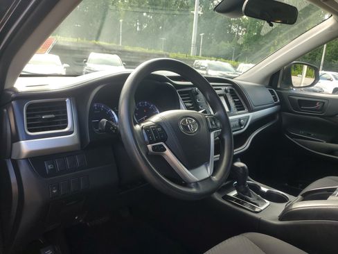 Used 2019 Toyota Highlander LE FWD image 15