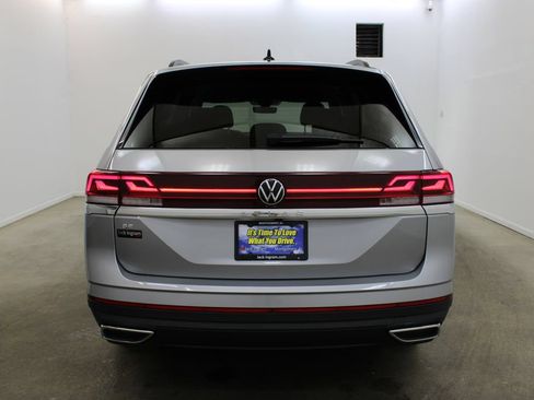 Used 2025 Volkswagen Atlas SE FWD image 4