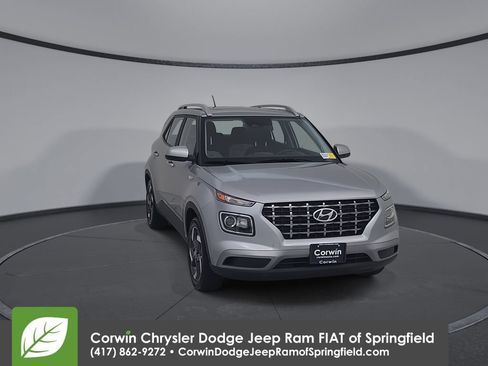 Used 2025 Hyundai Venue SEL FWD image 4
