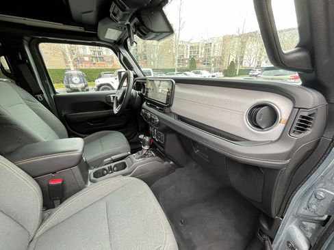 Used 2025 Jeep Wrangler Sahara w/ Safety Group image 27