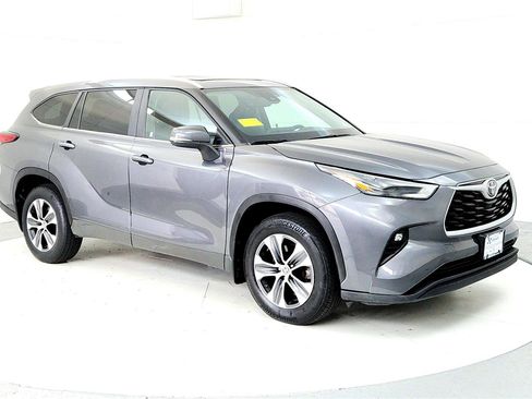 Used 2023 Toyota Highlander XLE AWD/4WD image 7