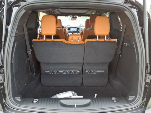 New 2026 Chrysler Pacifica Pinnacle image 13