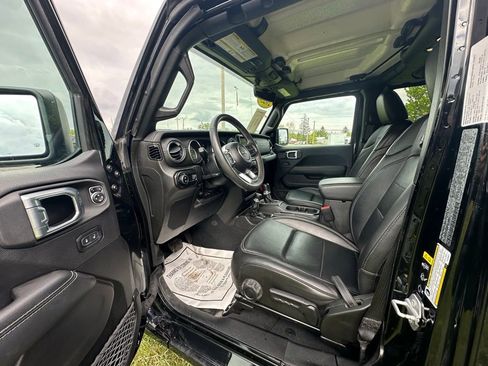 Used 2023 Jeep Gladiator Overland w/ LED Lighting Group AWD/4WD image 11
