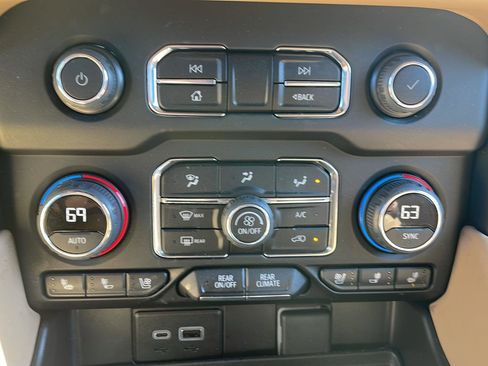 Used 2024 Chevrolet Tahoe Premier AWD/4WD image 23