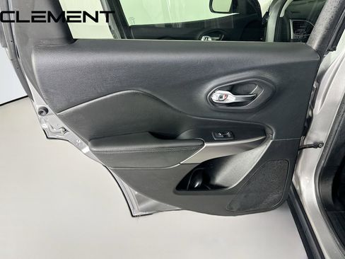 Used 2019 Jeep Cherokee Latitude w/ Cold Weather Group image 29