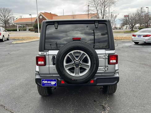 Used 2019 Jeep Wrangler Unlimited Sahara image 10
