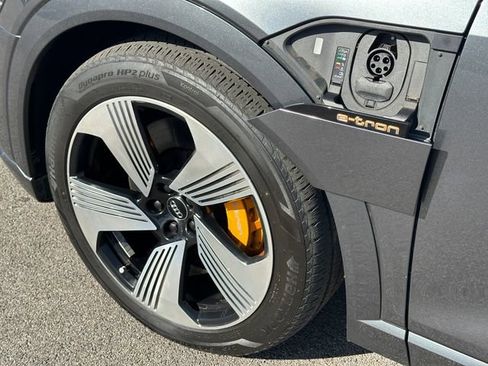 Used 2019 Audi e-tron Prestige w/ Prestige Package image 9