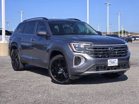 Used 2024 Volkswagen Atlas SE FWD image 2