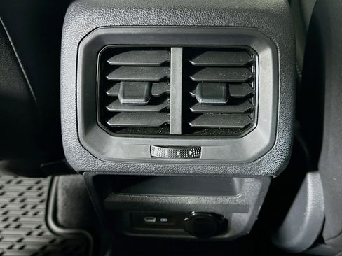 Used 2023 Volkswagen Tiguan SE image 27