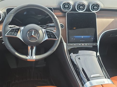 Used 2025 Mercedes-Benz GLC 300 4MATIC image 18