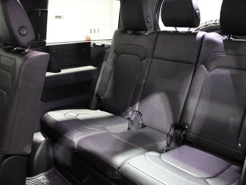 Used 2023 Land Rover Defender 130 X-Dynamic SE AWD/4WD image 20