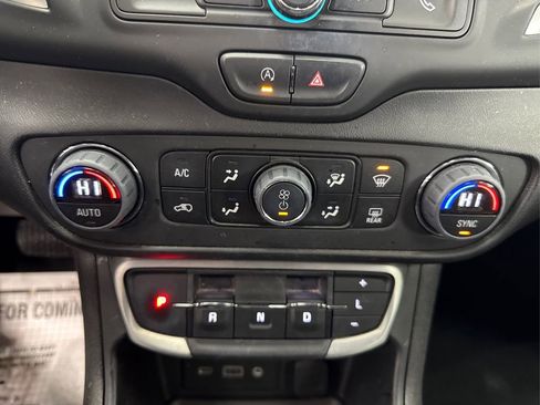 Used 2024 GMC Terrain SLE w/ Driver Convenience Package image 31