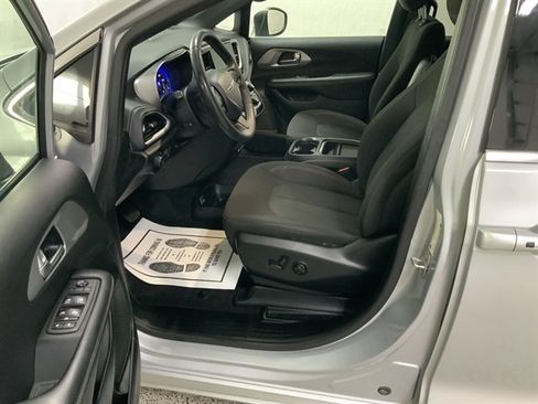 Used 2023 Chrysler Pacifica Touring image 14