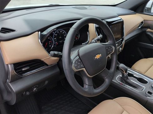Used 2023 Chevrolet Traverse Premier image 16