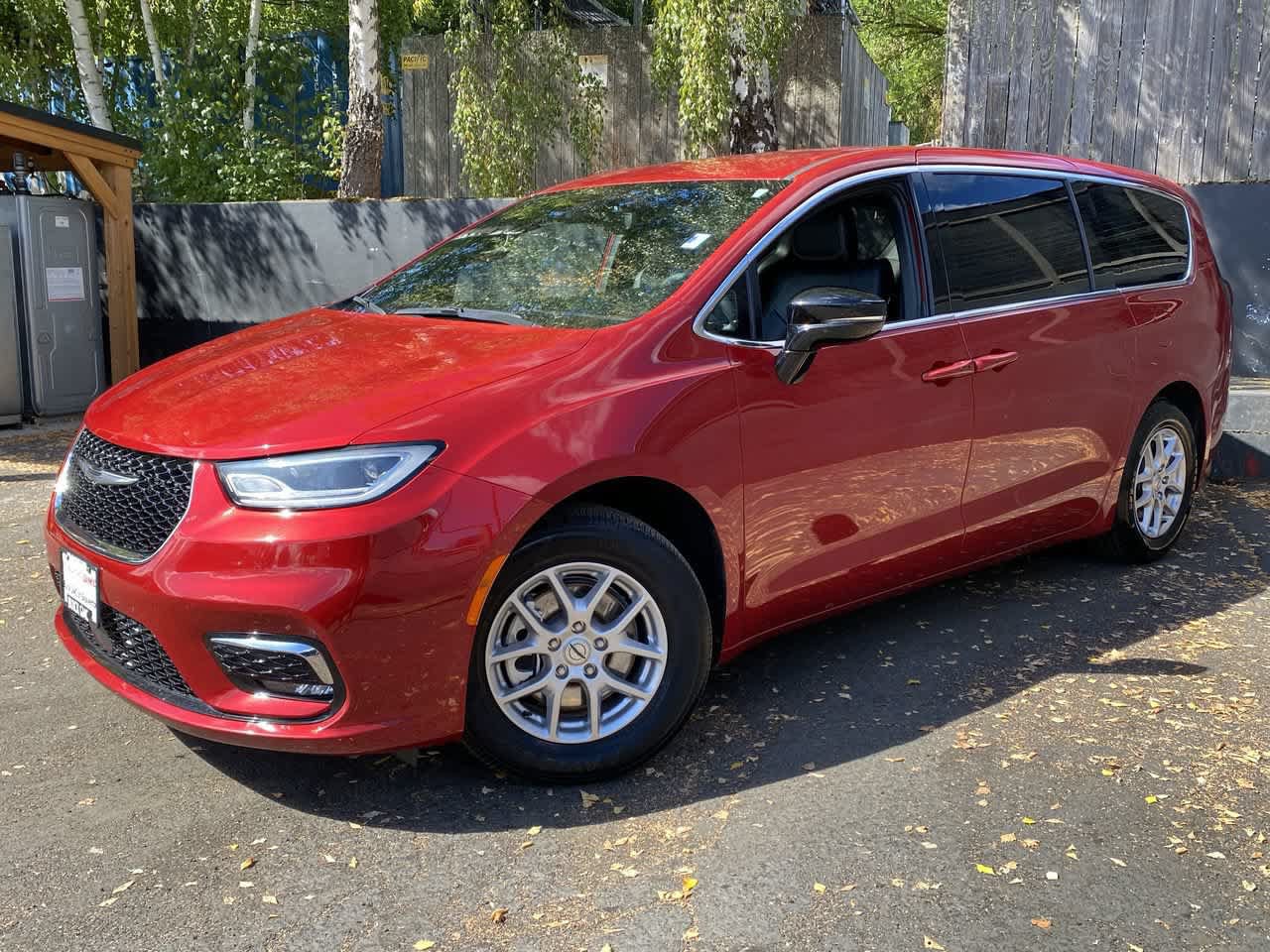 Used 2025 Chrysler Pacifica Select FWD image 1