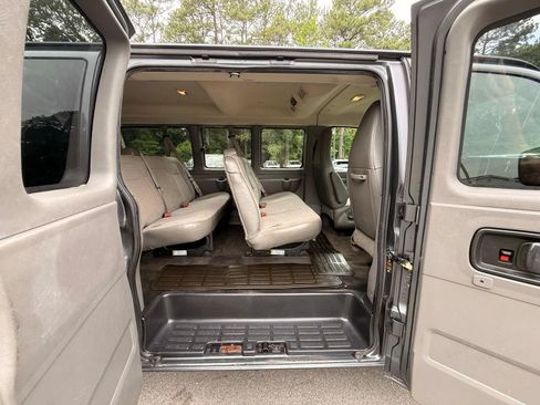 Used 2017 GMC Savana 2500 LT w/ LT Preferred Equipment Group RWD image 22