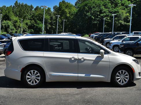 Used 2019 Chrysler Pacifica Touring-L FWD image 7