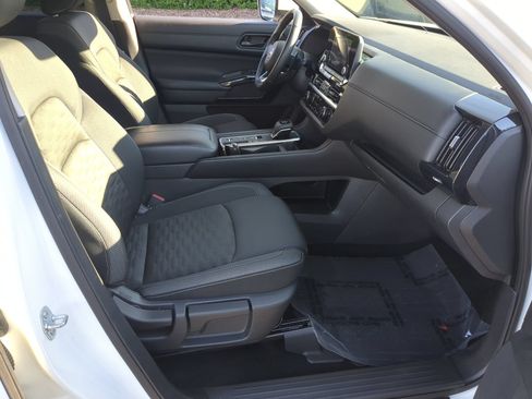 Used 2025 Nissan Pathfinder SV FWD image 32